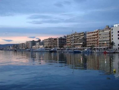 Βόλος: Εφηβος βρέθηκε αλυσοδεμένος σε κολόνα φωτισμού